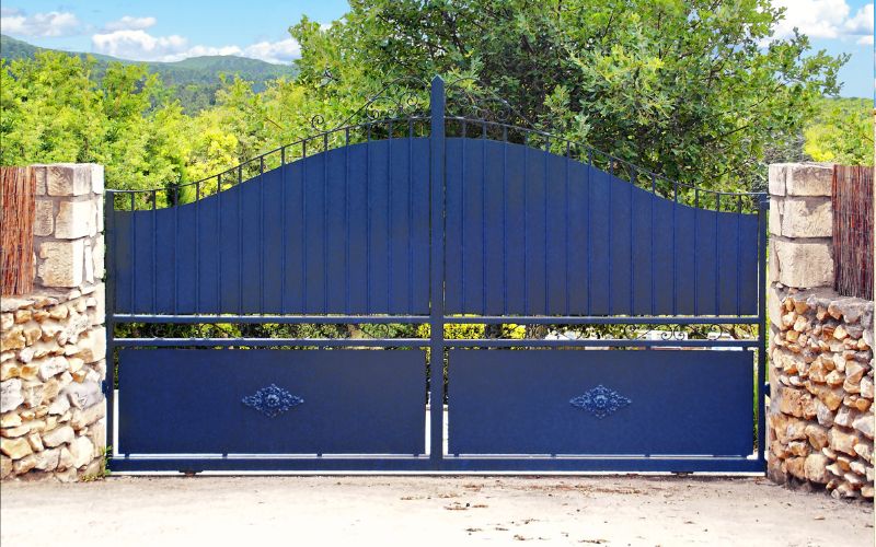 cổng sắt màu xanh dương