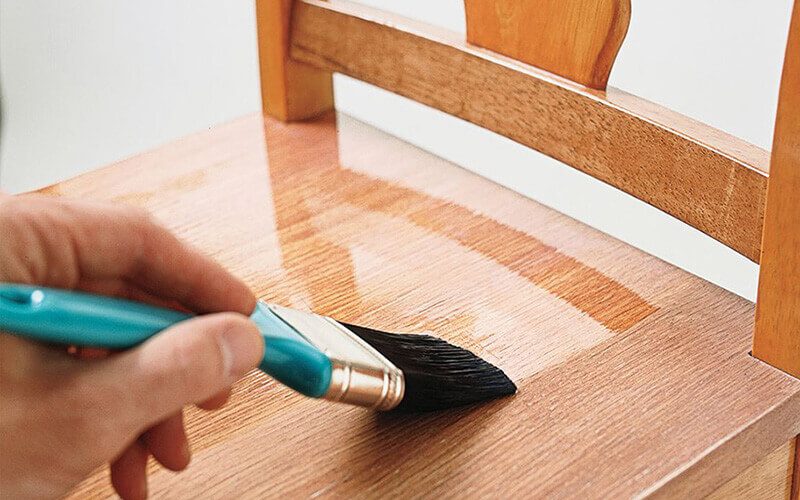 sơn lót gỗ khi tự sơn pu bằng tay